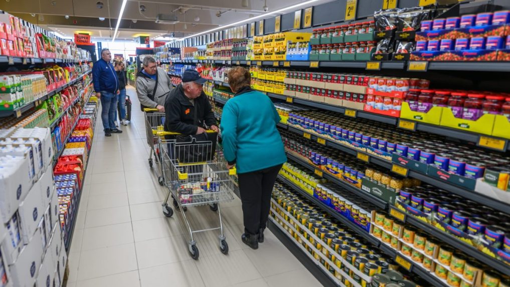 Na snímke ľudia v obchode.