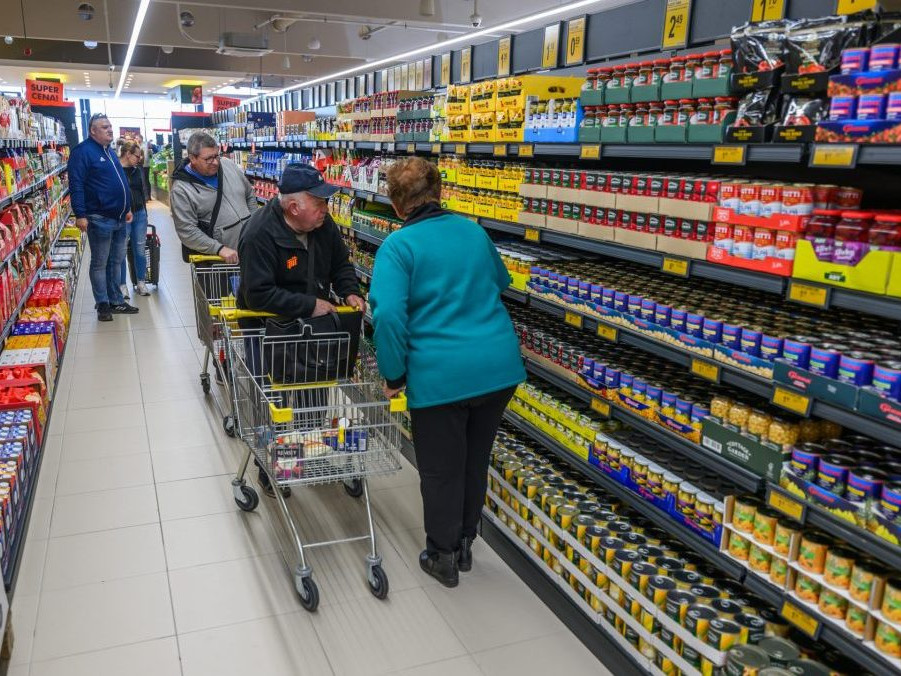 Na snímke ľudia v obchode.