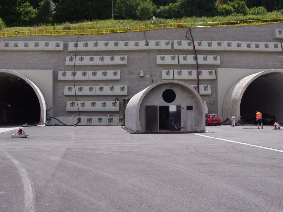 Západný portál tunela Višňové.