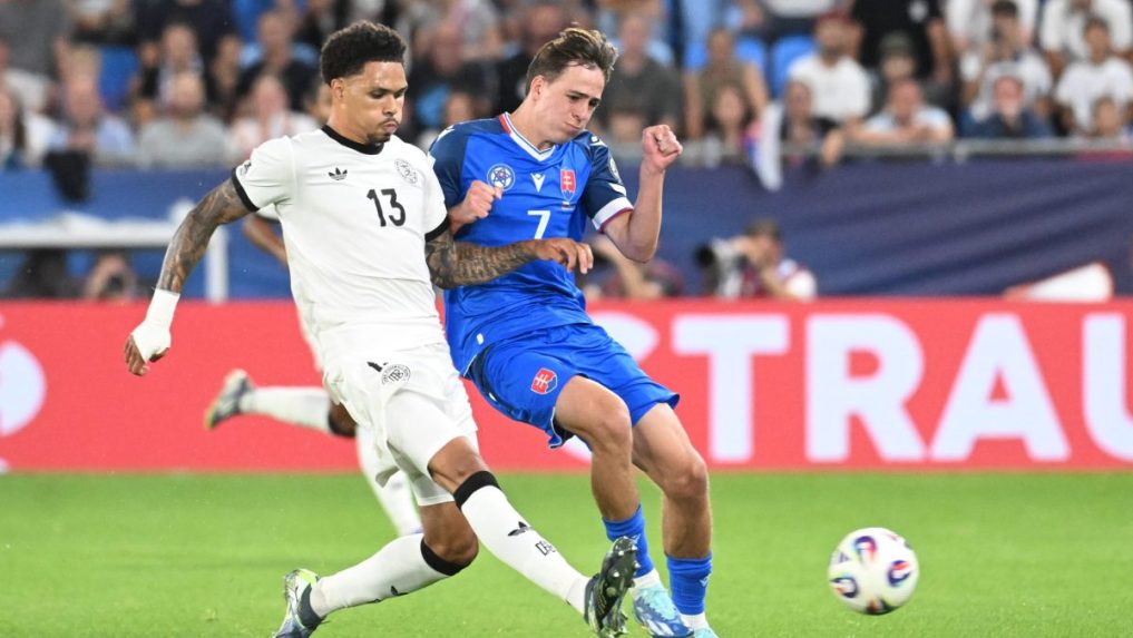 Leo Sauer a Nemec Nnamdi Collins v úvodnom kvalifikačnom zápase na MS 2026.