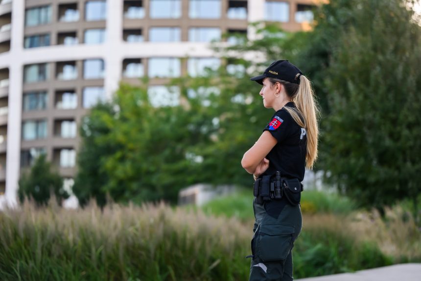 Na snÃƒÂ­mke policajtka oÃ„Âas evakuÃƒÂ¡cie osÃƒÂ´b z budov pre nÃƒÂ¡lez bomby z druhej svetovej vojny v Bratislave.