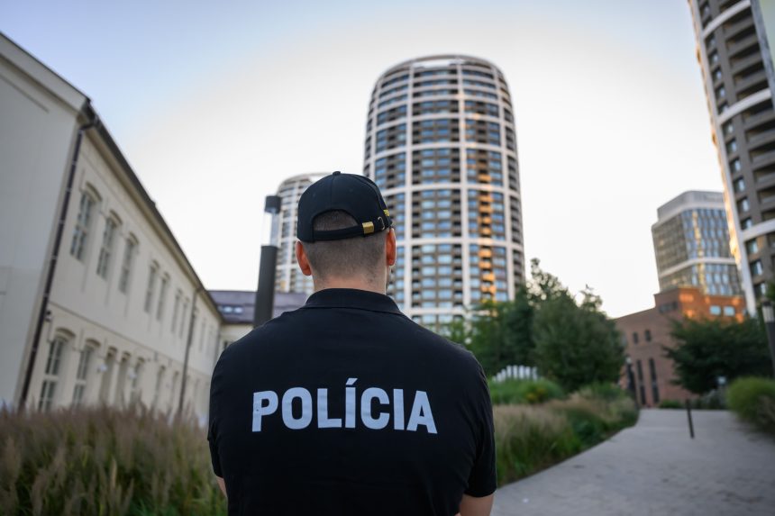 Na snímke policajt pri evakuácii pre nález leteckej bomby.