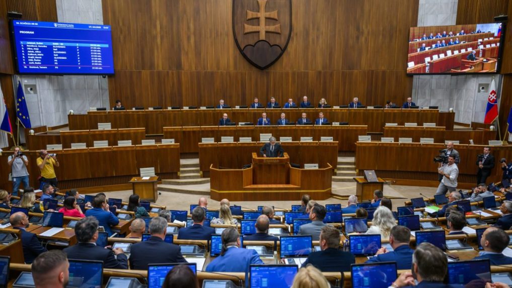 Na snímke schôdza parlamentu.