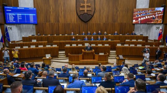 Na snímke schôdza parlamentu.