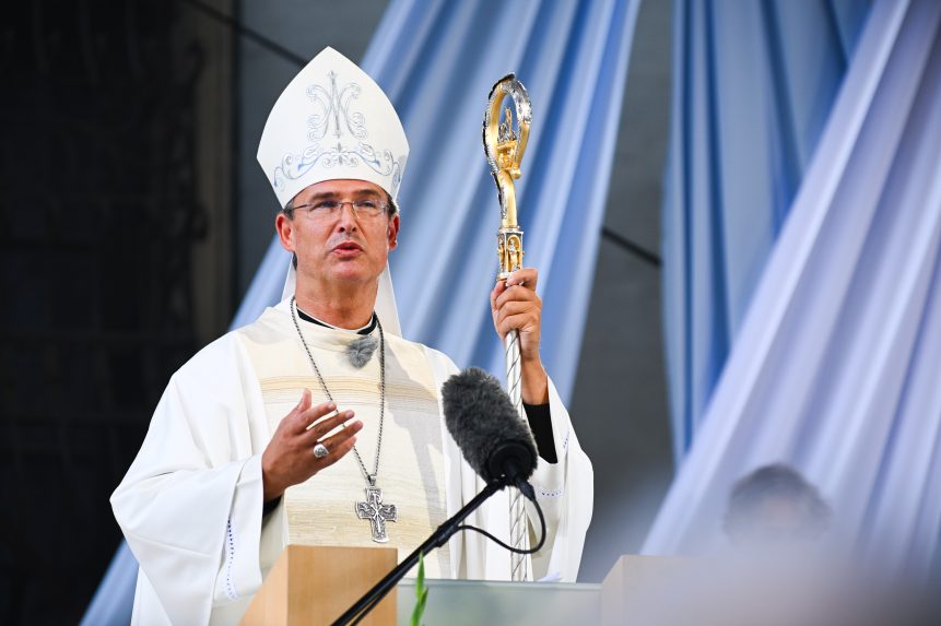 Na snÃƒÂ­mke rÃƒÂ­mskokatolÃƒÂ­cky spiÃ…Â¡skÃƒÂ½ biskup Mons. FrantiÃ…Â¡ek TrstenskÃƒÂ½.