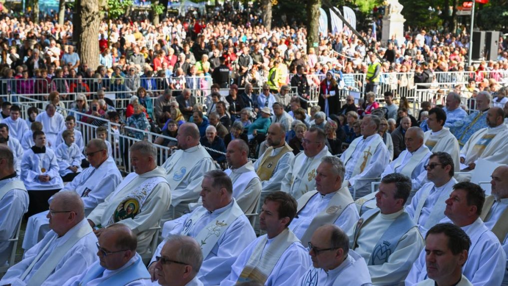 Na snímke kňazi a veriaci počas slávnostnej svätej omše na národnej púti