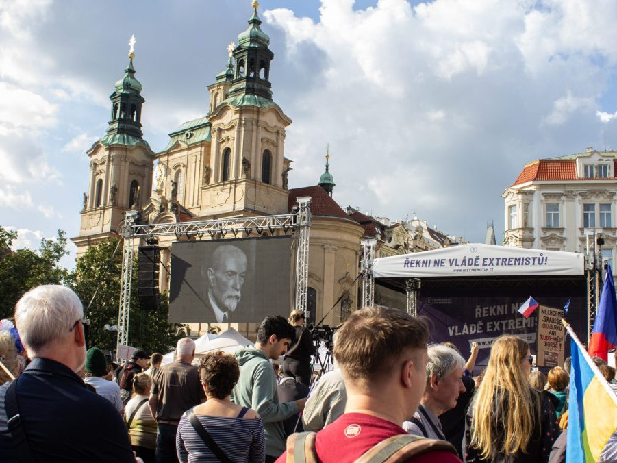 ľudia zhromaždení v Prahe