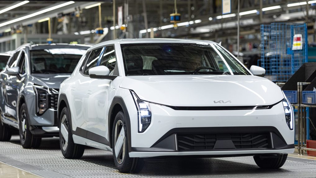automobily na výrobnej linke