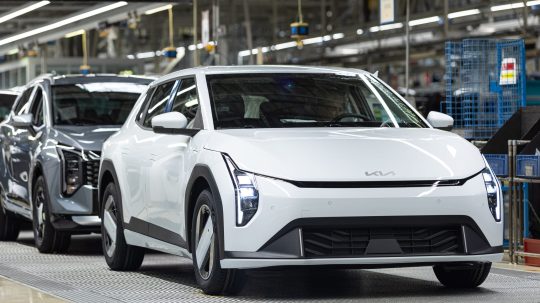 automobily na výrobnej linke