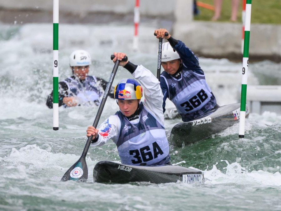 Archívna snímka - Vodné slalomárky Zuzana Paňková, Emanuela Luknárová a Soňa Stanovská.
