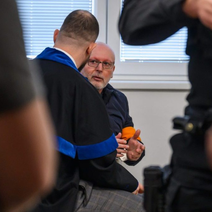 Obžalovaný Róbert Lališ v pojednávacej miestnosti.