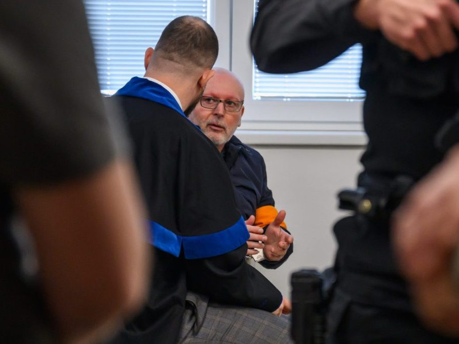 Obžalovaný Róbert Lališ v pojednávacej miestnosti.