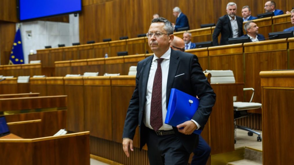 Na snímke minister financií SR Ladislav Kamenický (Smer-SD).