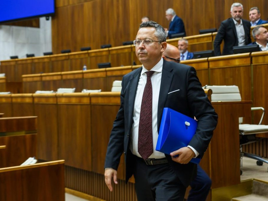 Na snímke minister financií SR Ladislav Kamenický (Smer-SD).