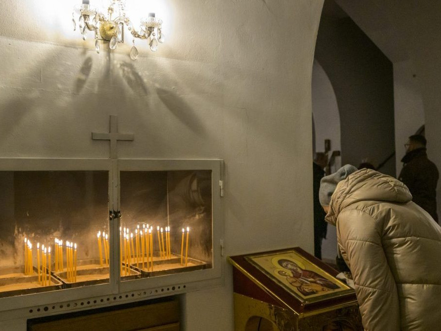 Na snímke pravoslávni veriaci.