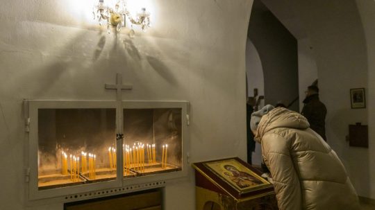 Na snímke pravoslávni veriaci.