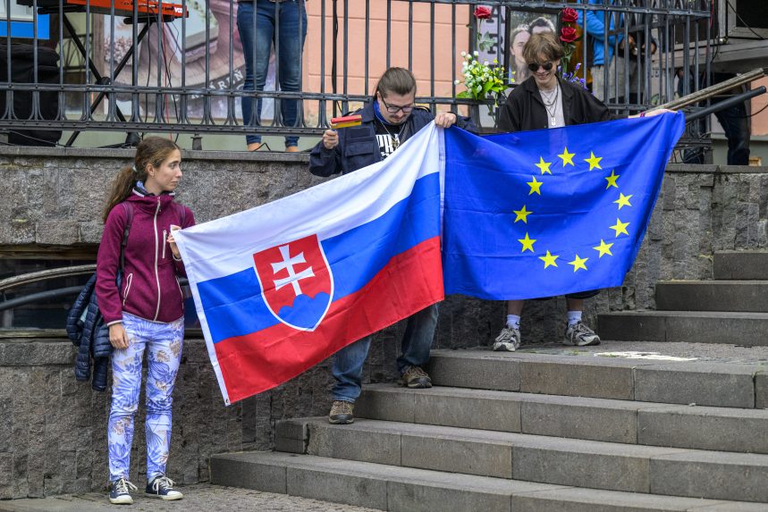 Na snímke ľudia sa účastnia protestu hnutia Progresívne Slovensko proti konsolidácii v Prešove