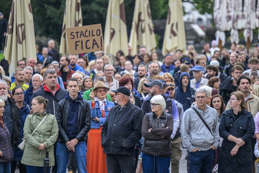 Na snímke ľudia sa účastnia protestu hnutia Progresívne Slovensko proti konsolidácii v Prešove