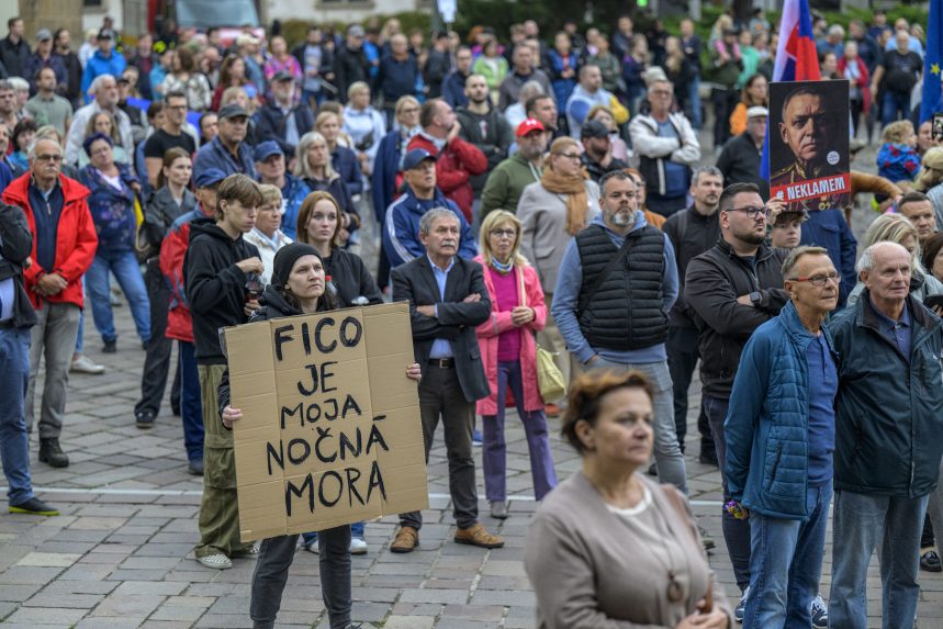 Na snÃƒÂ­mke Ã„Â¾udia sa ÃƒÂºÃ„Âastnia protestu hnutia ProgresÃƒÂ­vne Slovensko proti konsolidÃƒÂ¡cii v PreÃ…Â¡ove