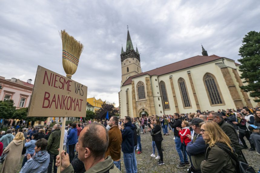 Na snÃƒÂ­mke Ã„Â¾udia sa ÃƒÂºÃ„Âastnia protestu hnutia ProgresÃƒÂ­vne Slovensko proti konsolidÃƒÂ¡cii v PreÃ…Â¡ove