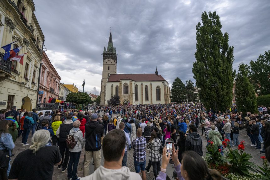 Na snÃƒÂ­mke Ã„Â¾udia sa ÃƒÂºÃ„Âastnia protestu hnutia ProgresÃƒÂ­vne Slovensko proti konsolidÃƒÂ¡cii v PreÃ…Â¡ove