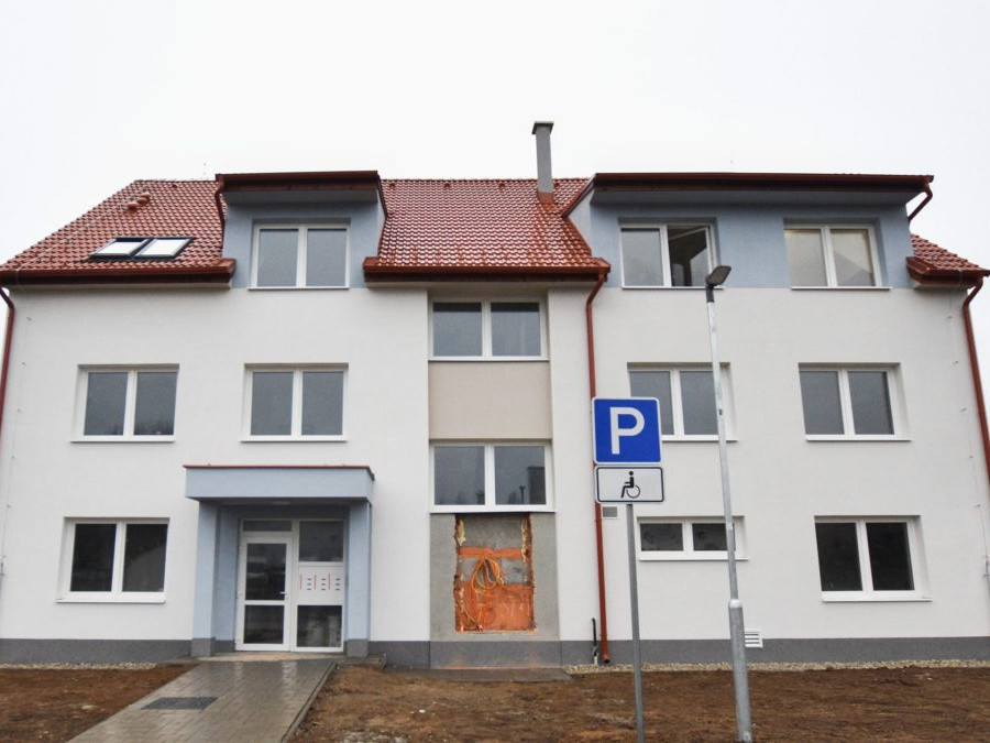 Na snímke bytovka v obci Halič.