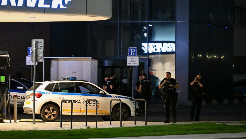 Na snímke polícia zaisťuje miesto nálezu.