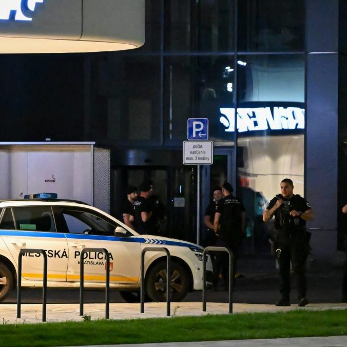Na snímke polícia zaisťuje miesto nálezu.