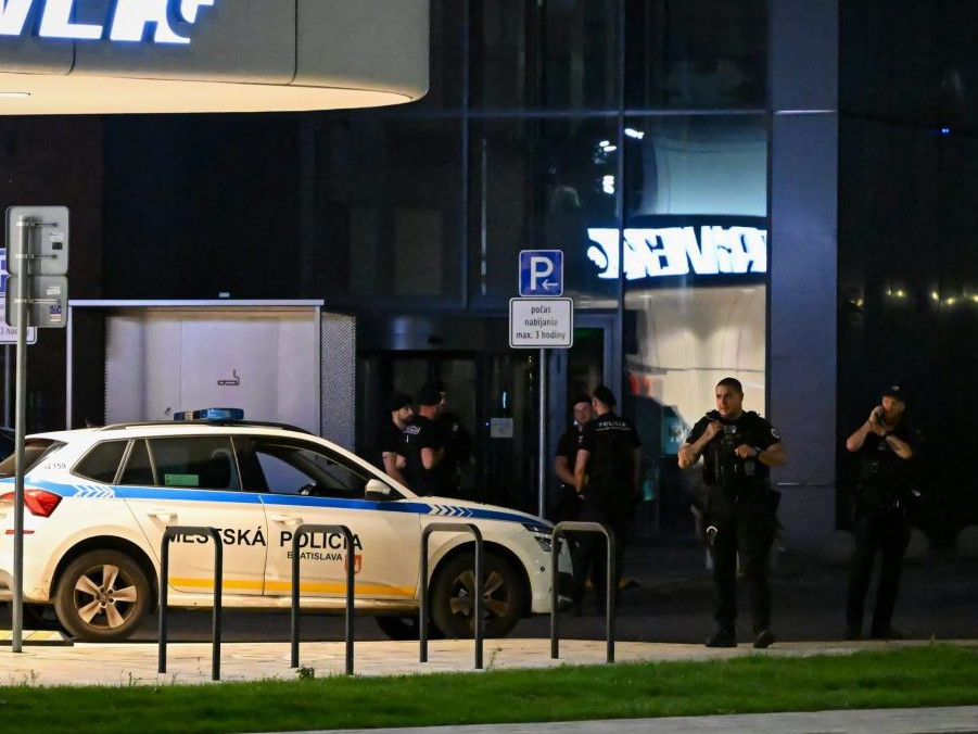 Na snímke polícia zaisťuje miesto nálezu.