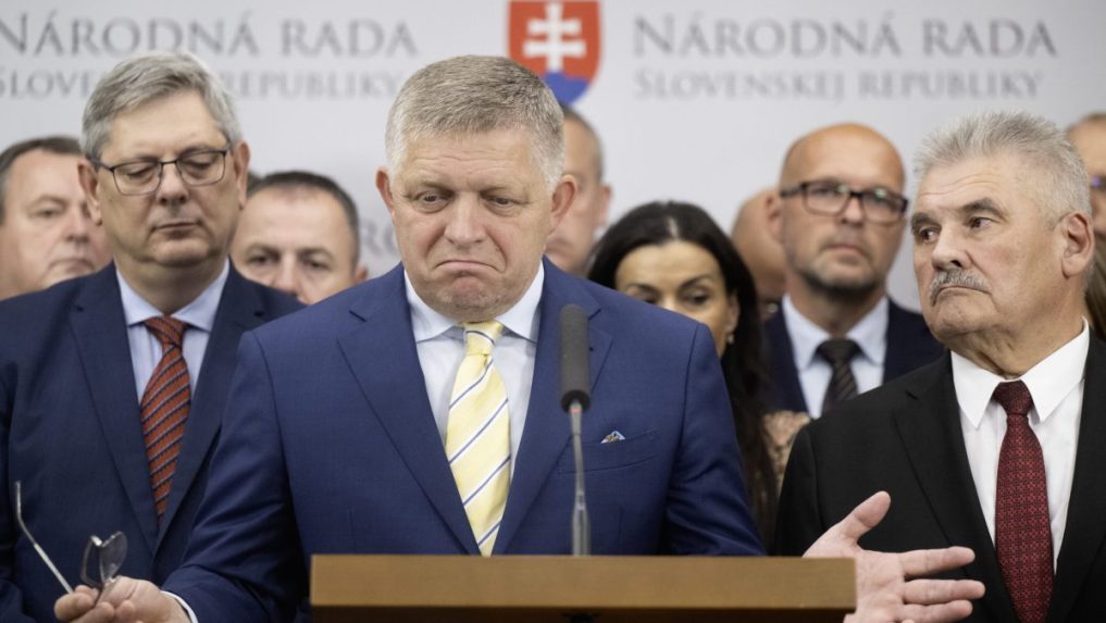 Uprostred premiér SR Robert Fico.