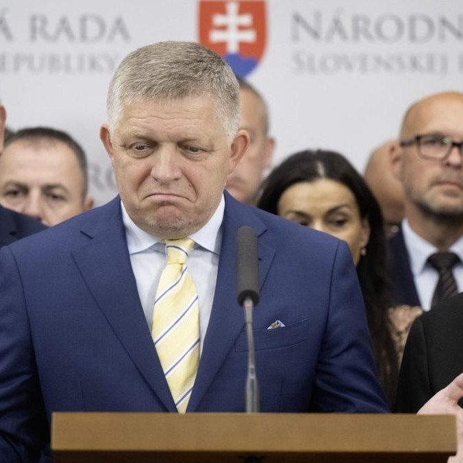 Uprostred premiér SR Robert Fico.
