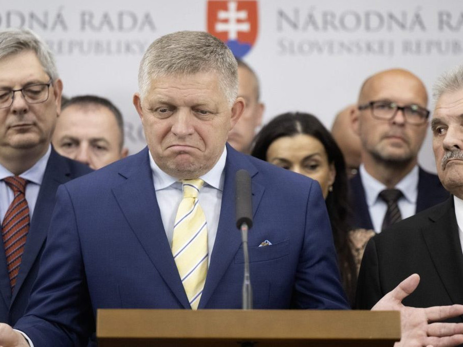 Uprostred premiér SR Robert Fico.