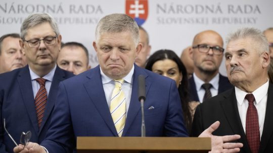 Uprostred premiér SR Robert Fico.