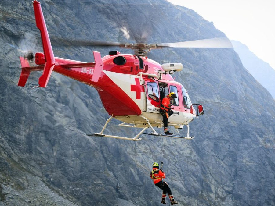 Na snímke leteckí záchranári.