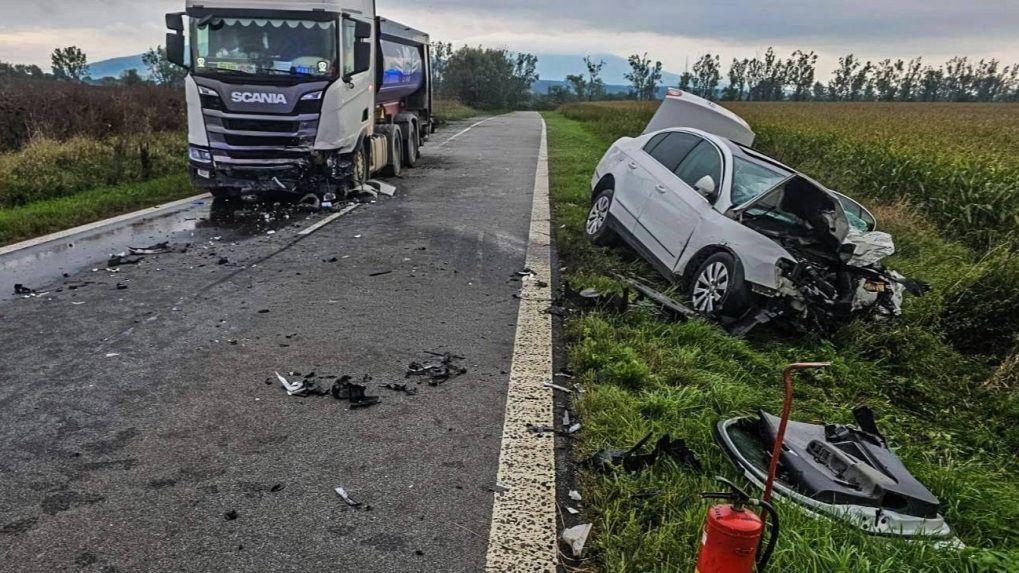 Pri Košiciach došlo k tragickej dopravnej nehode auta a nákladného vozidla.