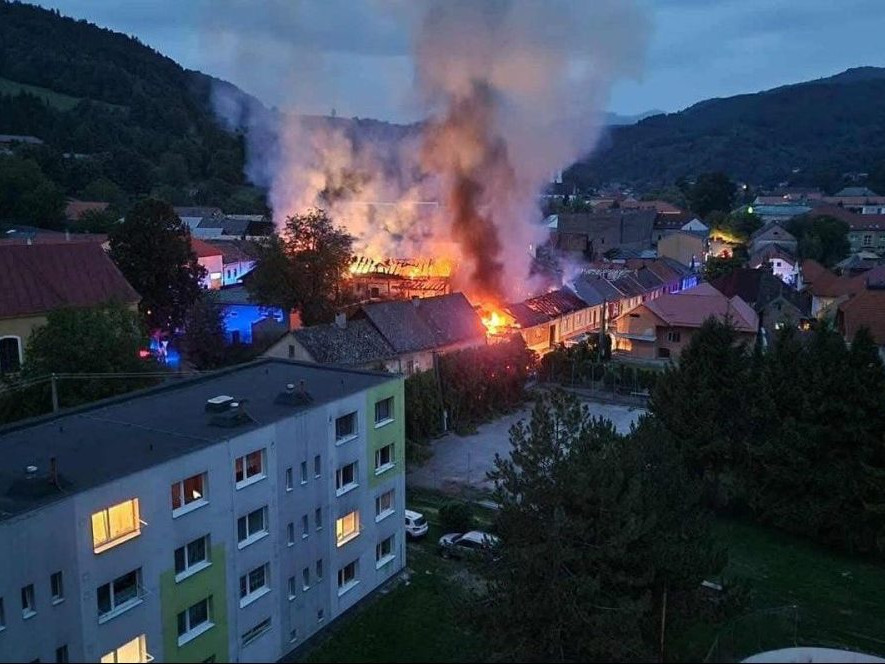 Požiar v meste Dobšiná.