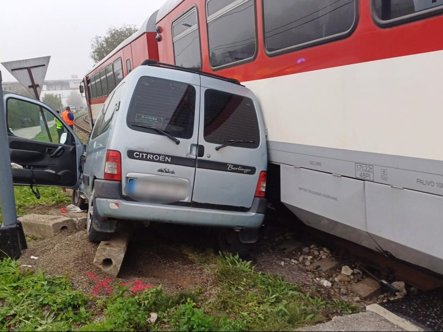 Nehoda sa stala v obci Lietavská Lúčka.