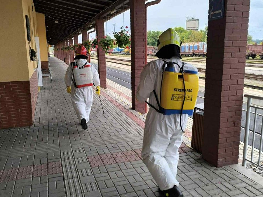 Na snímke hygienici v Lučenci.