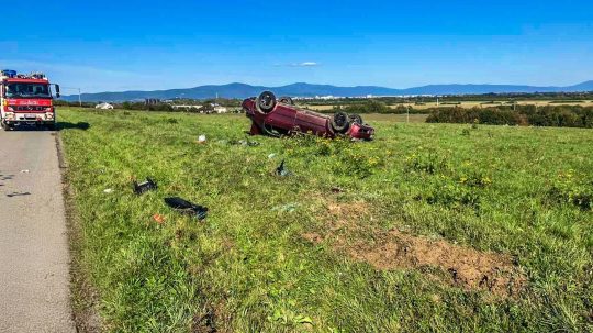 vo vozidle sa nachádzali tri dospelé osoby a dve deti