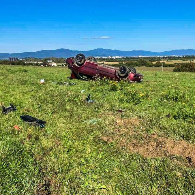 vo vozidle sa nachádzali tri dospelé osoby a dve deti