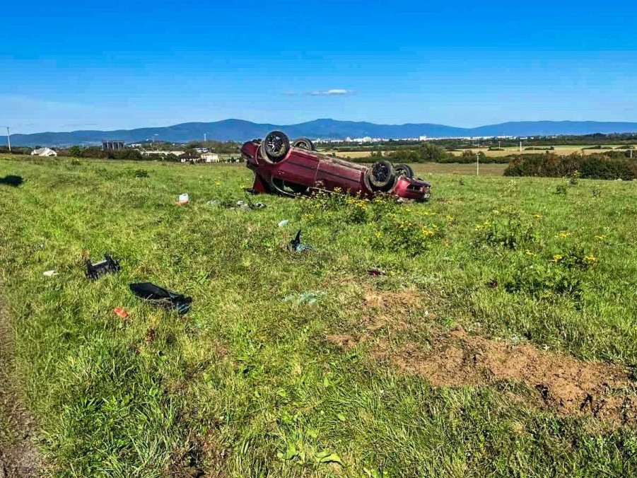 vo vozidle sa nachádzali tri dospelé osoby a dve deti
