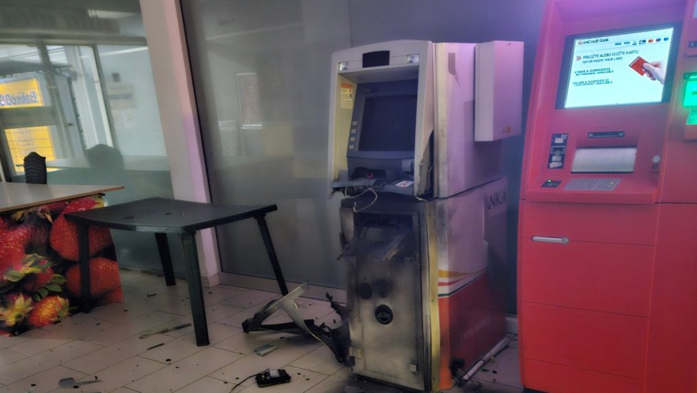 Na snímke vybuchnutý bankomat v Dúbravke.