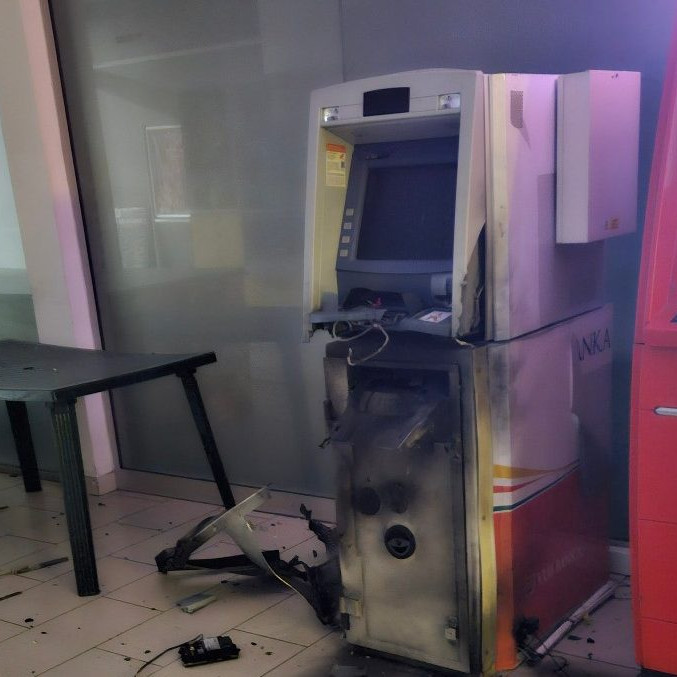 Na snímke vybuchnutý bankomat v Dúbravke.