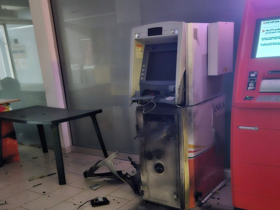 Na snímke vybuchnutý bankomat v Dúbravke.