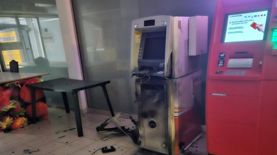 Na snímke vybuchnutý bankomat v Dúbravke.