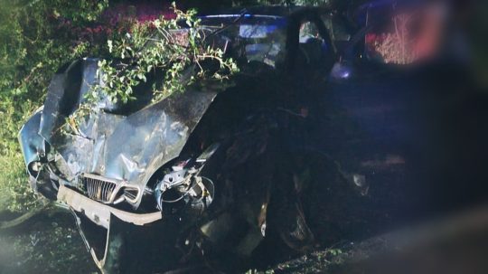 Auto zišlo z vozovky do jarku.