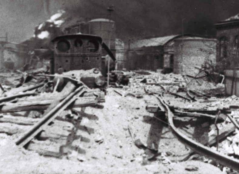 Na archívnej snímke objekty rafinérie po bombardovaní.