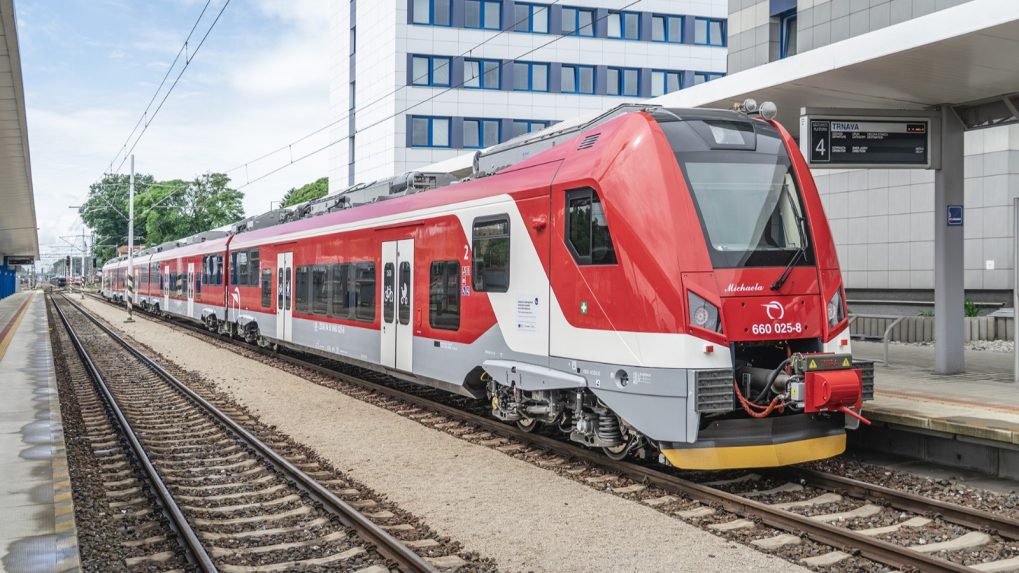 Na snímke je vlak v stanici Trnava.