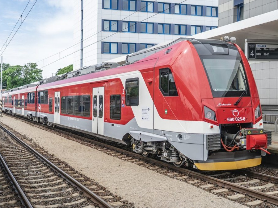 Na snímke je vlak v stanici Trnava.