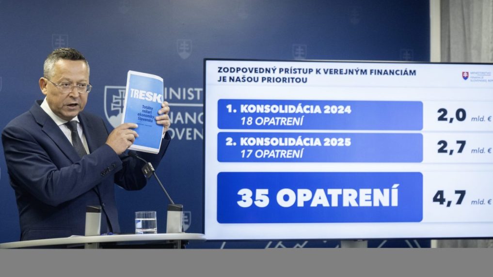 Na snímke minister financií SR Ladislav Kamenický (Smer-SD) .